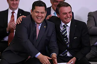 Alcolumbre articula perdão a Bolsonaro em troca de apoio para comandar Senado