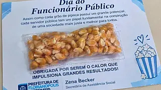 Dia do Servidor vira piada após secretaria presentear funcionários com milho de pipoca