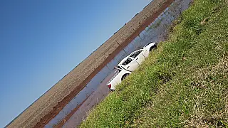Caminhonete capota após pneu furar e deixa um ferido na BR-060, na Capital