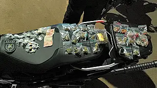 Homem corre ao ver guardas e acaba preso com drogas na Capital
