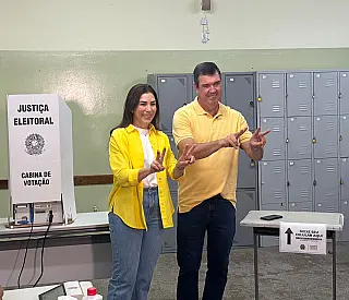 Eduardo Riedel vota em Campo Grande e reforça aposta na vitória de Flávio Bolsonaro