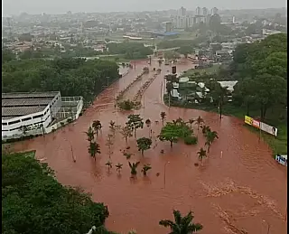Debaixo d’água: Campo Grande registra 82 mm de chuva em 24 horas