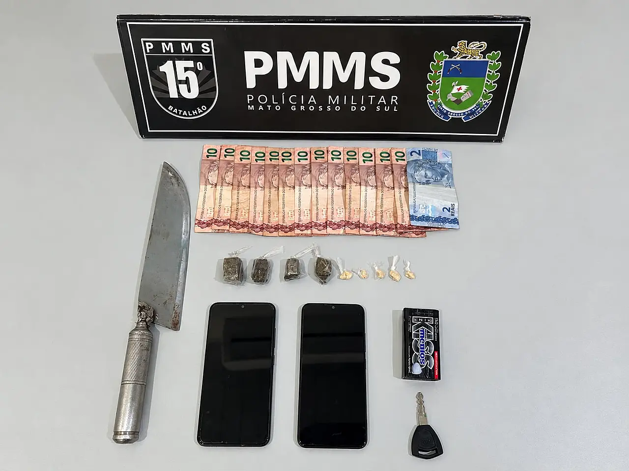 Homem é preso por tráfico de drogas e porte de arma branca após tentativa de fuga em Maracaju