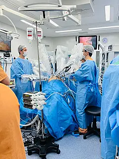 Hospital realiza primeira cirurgia robótica em paciente com câncer na Capital