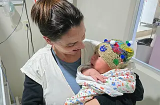 Toucas malucas levam leveza a pais de bebês internados no HRMS