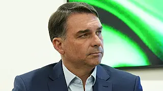 Flávio Bolsonaro desiste de debate da TV Globo antes do primeiro turno
