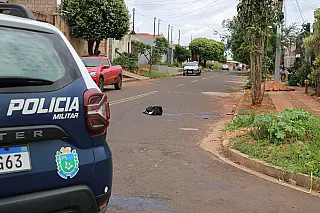 Jovem é morto a facadas em homicídio com mais de 100 metros de rastro de sangue