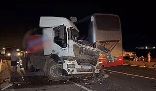 Colisão entre caminhão e dois ônibus deixa motorista preso às ferragens na BR-163