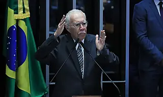 José Sarney é internado em UTI após procedimento abdominal