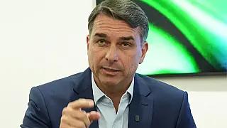 Flávio Bolsonaro confirma presença em debate na Band neste domingo