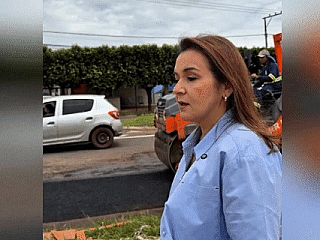 Adriane mostra tapa-buracos em vídeo e afirma que está 'atacando' o problema