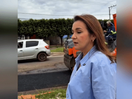 Adriane mostra tapa-buracos em vídeo e afirma que está 'atacando' o problema