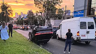 Porsche capota em acidente com três veículos na Mato Grosso