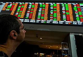 Bolsa despenca e dólar dispara após reeleição de Lula