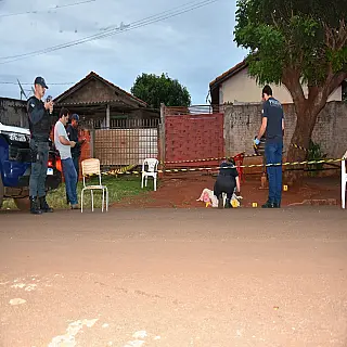 Mulher monitorada por tornozeleira é morta a tiros em frente de casa em Maracaju