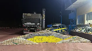 PRF apreende mais de 1,1 tonelada de drogas em caminhão na BR-262 em MS