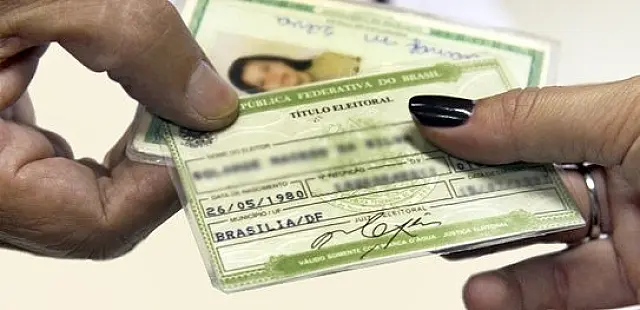 Título impresso não é obrigatório e 'colinha' pode entrar; entenda as regras de votação