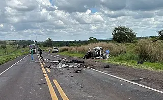 Motorista morre após colisão entre carro e carreta na BR-267, em MS