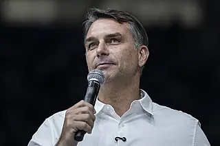 Flávio Bolsonaro visita pai pela primeira vez após três meses