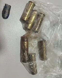 Mulher é baleada nas pernas após ser chamada no portão de casa em MS