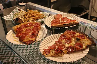 'Democracia da pizza': Pizzaria aposta em fatias generosas e praticidade na Capital