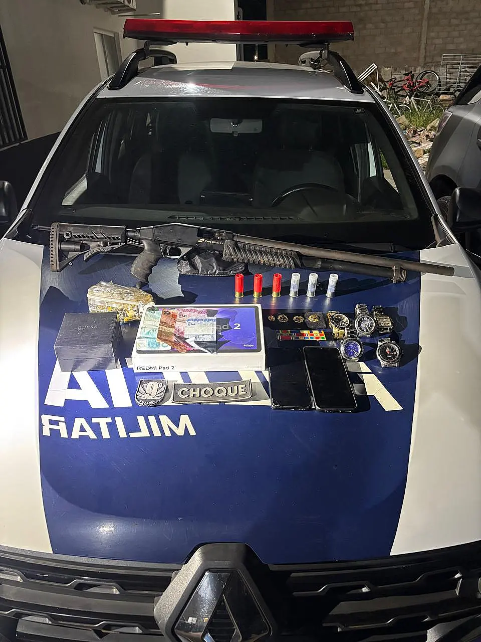 Polícia Militar prende dupla suspeita de furtar arma e objetos de valor da casa de coronel em Campo Grande