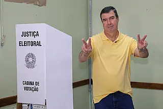 Eduardo Riedel vota em Campo Grande e reforça aposta na vitória de Flávio Bolsonaro