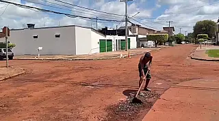 Sem amparo do poder público, moradores arcam com tapa-buracos do próprio bolso no Piratininga