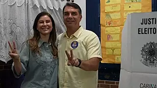 Flávio Bolsonaro vota no Rio e fala em "montar um grande time para reorganizar o Brasil"