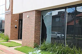 Após operação contra policiais, Corregedoria da Civil amanhece com vidraça destruída