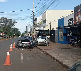 VÍDEO: Desgovernado, Siena bate em dois carros estacionados em Chapadão do Sul
