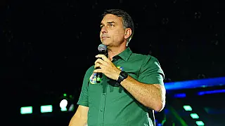 Flávio Bolsonaro diz ter sido intimado pela PF a entregar passaporte