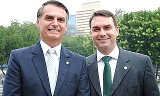 Defesa de Bolsonaro pede a Moraes autorização para Flávio visitar o pai