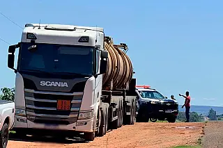 Caminhão de combustível roubado no Paraná é recuperado sem carga em MS