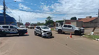 Acidente entre EcoSport e Amarok deixa pessoa gravemente ferida no São Conrado