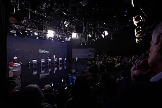 Lula e Flávio Bolsonaro terão 30 minutos de confronto direto em debate na Band