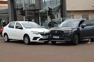 Semáforos desligados provocam acidente entre carros em cruzamento da Capital