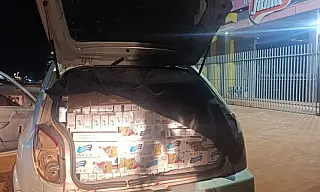 PM apreende 700 pacotes de cigarros e perfumes na fronteira com o Paraguai