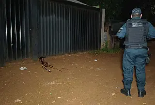 Homem é assassinado a tiros em residência por dupla em moto em Dourados