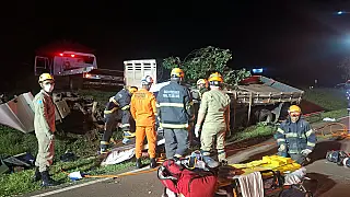 Bombeiros e Samu se mobilizam em resgate complexo com vítima presa em cabine de caminhão