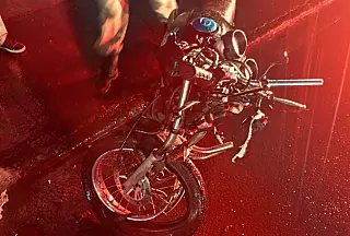 Motociclista fica ferido após carro invadir pista contrária em Corumbá