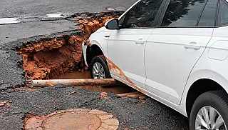 Após carro cair em cratera, MSGÁS realiza recuperação de vala na Vila Margarida