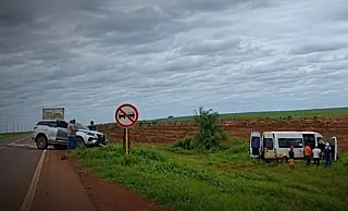 Van de Bela Vista sai da pista e deixa 11 feridos na BR-060