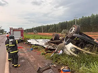 Identificado motorista que morreu após caminhão tombar na BR-267