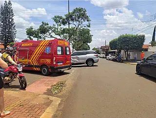 Mulher fica gravemente ferida em colisão entre moto e caminhonete em Chapadão do Sul