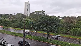 Chuva surpreende Campo Grande logo cedo e Inmet alerta para tempestades
