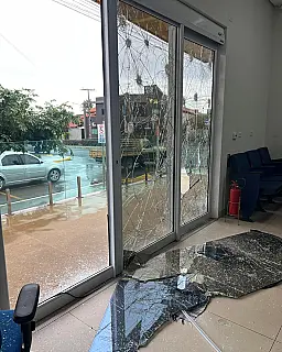 Vandalismo danifica fachada da Câmara Municipal de Costa Rica
