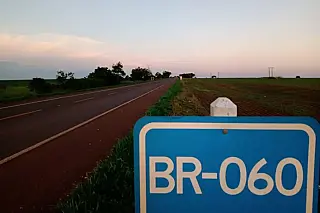 Motorista de 56 anos morre após carro bater em caminhão na BR-060