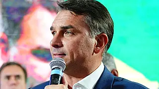 Flávio Bolsonaro muda carta divulgada e passa a se declarar “líder do Brasil”