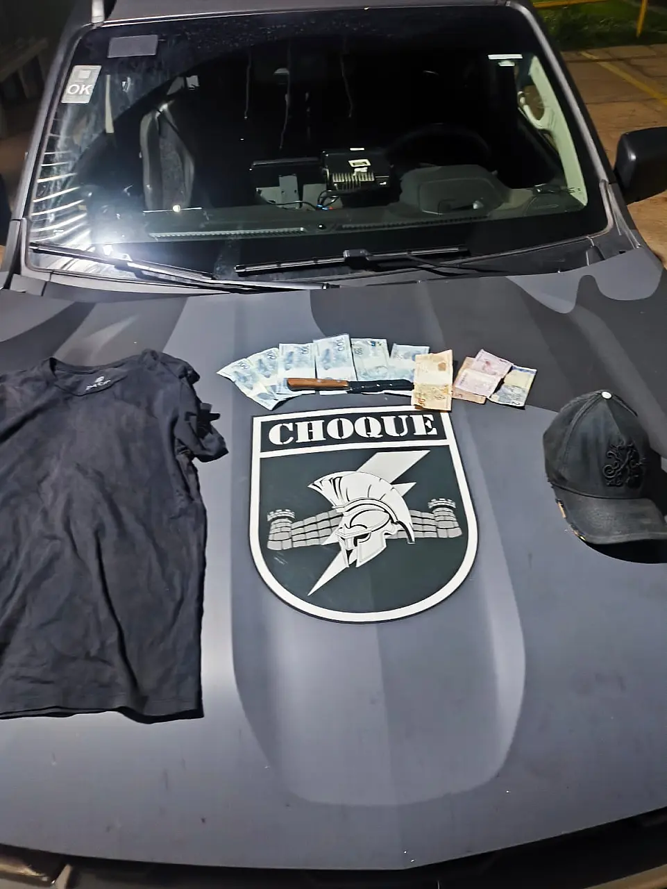 Homem é preso pelo Batalhão de Choque após roubar farmácia e tentar mudar visual em via pública de Campo Grande